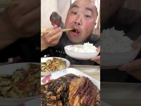 Видео: Совместное питание Тушеная свинина с маринованными овощами и яичницей