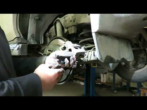 Видео: Замена задних колодок,Toyota Land Cruzer