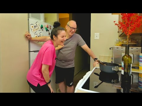 Видео: муж готовит жене ужин || пробуем новую еду 🥢🥣🥘 болтаем и много смеемся 