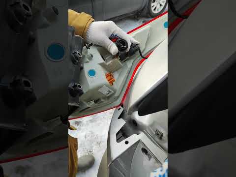 Видео: Замена лампочки габарита и стоп сигнала на Ford Kuga II 2016 года
