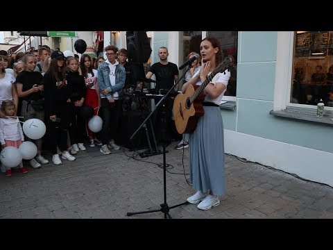 Видео: Блогер и певица Лера Яскевич выступила в Пинске