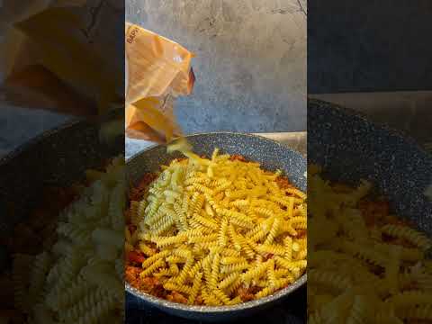 Видео: Макароны с фаршем на сковороде  #быстрыерецепты