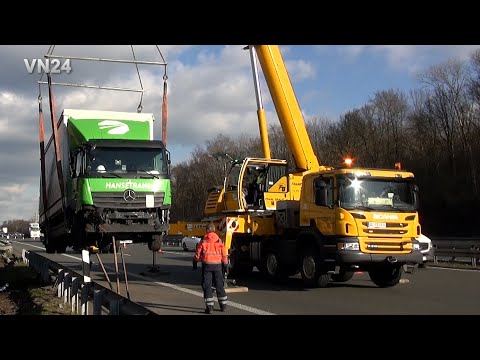 Видео: VN24 — Кран Scania LTF1045 поднимает грузовик из кювета — легкая работа для компании Коллмера