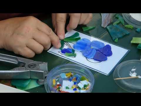 Видео: Мастер-класс стеклянная мозаика "Анютины глазки"