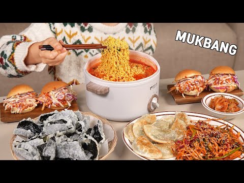 Видео: готовим Мукбанг :) острая лапша, жареная рисовая бумага, хлеб с овощным салатом