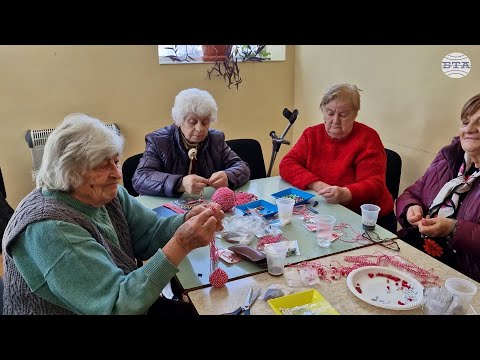 Видео: Самодейци от разградското село Островче изработват мартеници в работилница „Сръчни ръце“