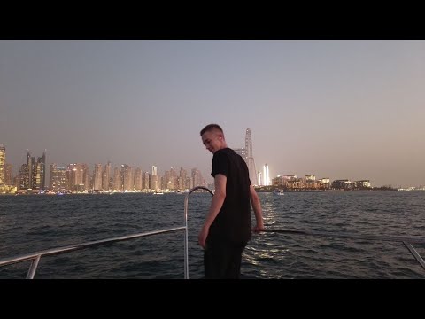 Видео: Один в Дубае в 17 лет