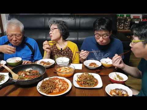 Видео: Жареный стебель сладкого картофеля, тушеная скумбрия, тушеный сладкий картофель, семейный мукбанг