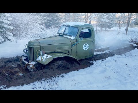 Видео: Первые успехи ПолуГуся на болоте / Мнём зимник