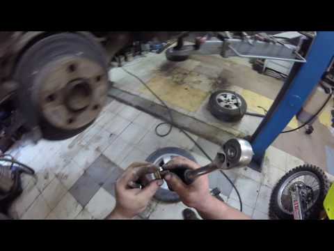 Видео: Замена задних тормозных колодок Фольксваген б5