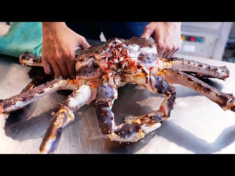 Видео: Тайская еда - Гигантский аляскинский королевский краб приготовленный двумя способами Бангкок Таиланд