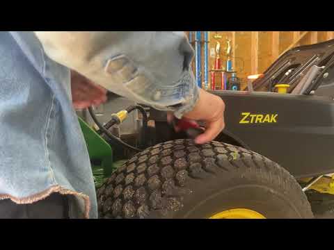 Видео: Замена масла в ZeroTurn. John Deere Z355e.
