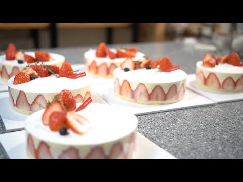 Видео: Korean Cafe Vlog :: Видео о приготовлении клубничного торта