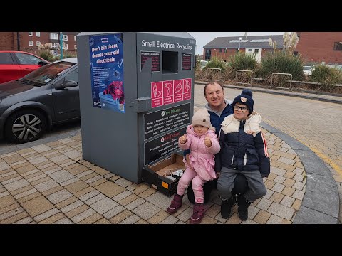 Видео: Тато вчить Еміка та Амію що робити з непотрібними електроприладами.