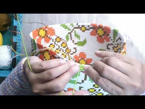 Видео: Гобеленовая сумка крючком, цветочный мотив 2 (часть 17)