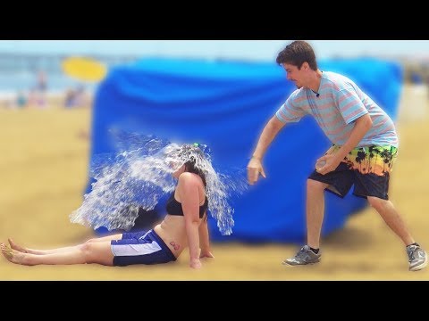 Видео: Шалость, бросающая в людей шарики с водой