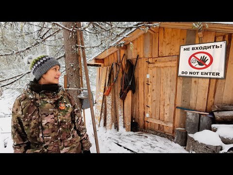 Видео: Охотничий домик в лесу. Идём с ночёвкой. Еда на костре в лесу. Добрые походы.