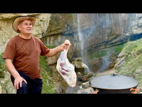 Видео: Казан-кебаб у горного водопада | Qazan Kebab by a Mountain Waterfall