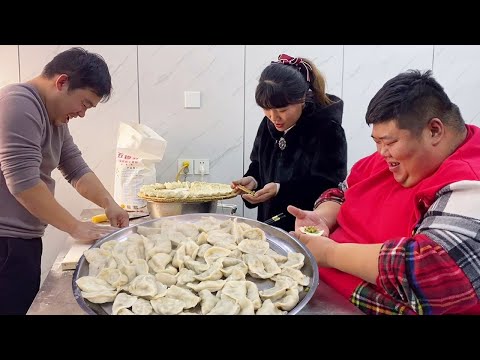 Видео: Хорошие друзья собираются вместе, чтобы сделать пельмени, а начинку из фасоли съесть впервые!