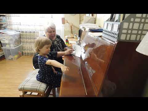 Видео: Радослава Лемешкина. Игра на ноте соль и игра двумя руками.