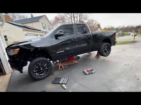 Видео: Замена трансмиссионной жидкости Dodge Ram 1500 2019 года и глубокая установка PPE.