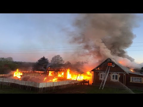 Видео: Пожар №13, Горит дом, загорается соседний. Заходим внутрь.