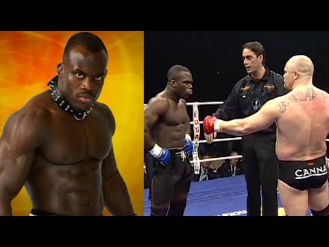 Видео: КАРМА в бою! МОНСТР избивал ветерана и проявил неуважение! Но старый боец ВЫРУБИЛ наглеца!