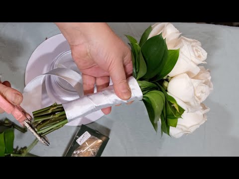 Видео: Составление идеального свадебного букета из 12 роз