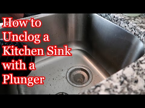 Видео: Прочистка кухонной раковины с помощью измельчителя мусора