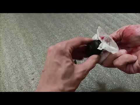 Видео: Как одеть пыльник рулевого наконечника при помощи стяжки.