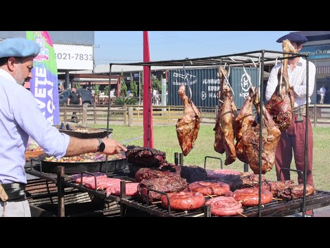 Видео: Барбекю на бразильском креольском фестивале лошадей