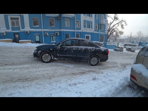 Видео: Машины буксуют после снегопада Владивосток