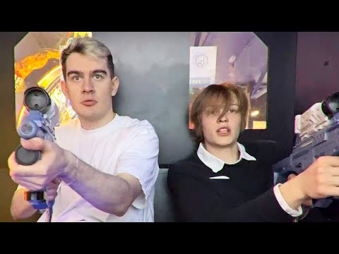 Видео: БРАТИШКИН И ДИПИНС ФАНЯТСЯ В ИГРОВОМ ЦЕНТРЕ (IRL)
