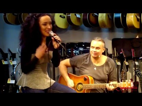 Видео: TC-Helicon Play Acoustic (Ярослав Верёвкин группа ТНМК и Ольга Крючкова)