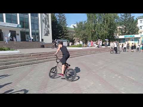 Видео: Омские ребята ко дню памяти  Юрия Шатунова приготовили номер на велосипедах!!!