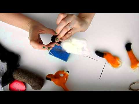 Видео: Сухое валяние: Игрушка из шерсти мастер класс. этап 3. Создание лапок.