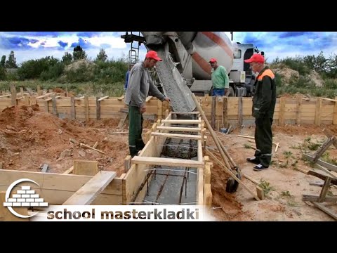 Видео: Заливка фундамента в опалубку - [school masterkladki]