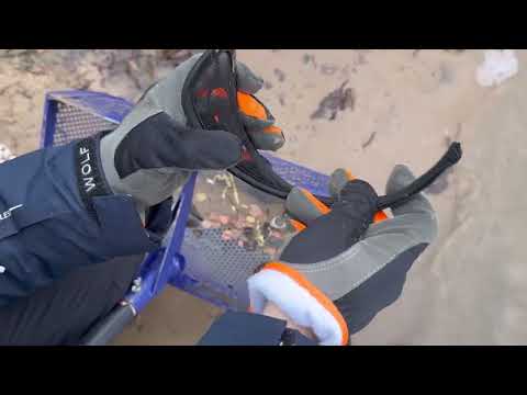 Видео: Чистка пляжа совком - что теряют люди, нашли мухобойки и подсвечники 