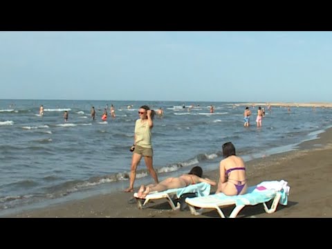 Видео: Как отдыхают гости Азербайджана на пляжах Каспия. Репортаж «Москва-Баку»