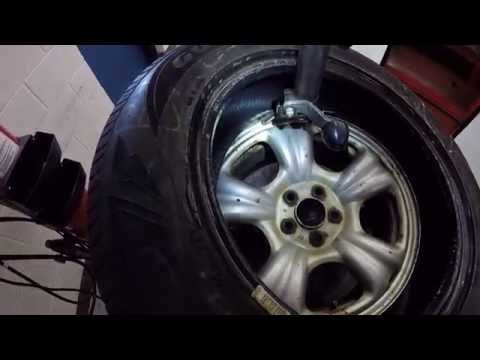 Видео: Шиномонтажный станок для снятия и установки шины на диск