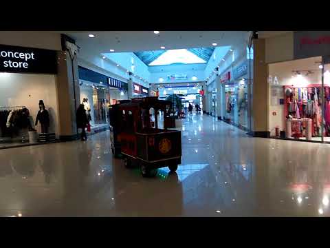 Видео: Нодиржон катается на паровозике с мамой ТЦ РИО