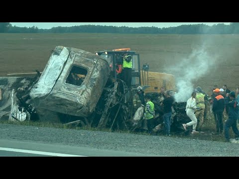 Видео: Колесо фуры лопнуло и убило 4 человек