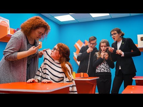 Видео: МАМА ПРИ ВСЕХ РУГАЕТ МАШУ!!!