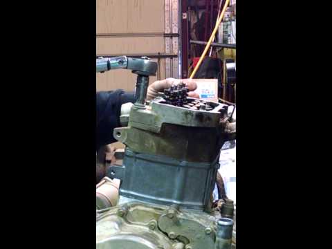 Видео: Ремонт верхней части Polaris 700/800, часть 3