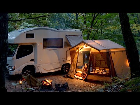 Видео: [Субтитры] Автомобильный кемпинг в красивом лесу с костром | VanLife | ASMR