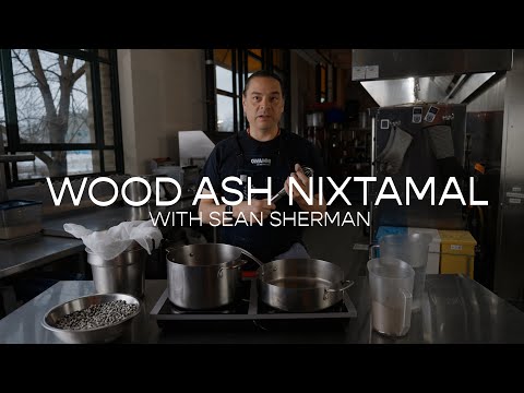 Видео: Как провести никстамализацию с помощью древесной золы от шеф-повара племени сиу, также известного...