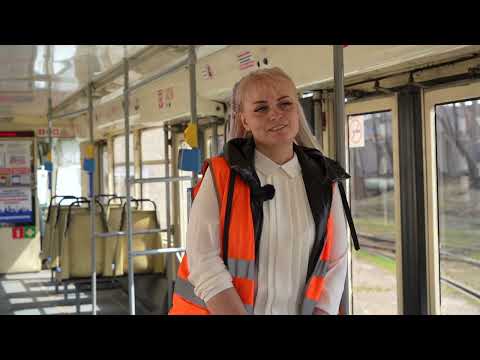 Видео: Работа мечты: потомственная водитель возит новосибирцев на трамвае