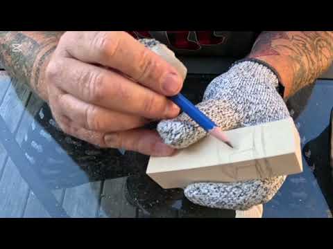 Видео: Вырезаем глаза и нос Санты | Простой урок резьбы по дереву для начинающих