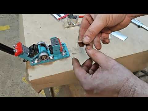 Видео: Уникальный штамп для изготовления неподвижных кляймеров фальцевой кровли.