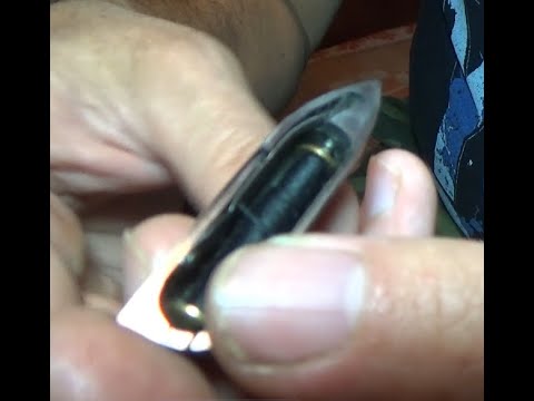 Видео: Старинная швейная машинка Seidel Naumann.Заправка челнока. Threading the shuttle